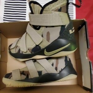 NIKE LBJ Shoes - BOY'S 6Y SHOES NIKE LBJ Shoes - BOY'S 6Y SHOES
